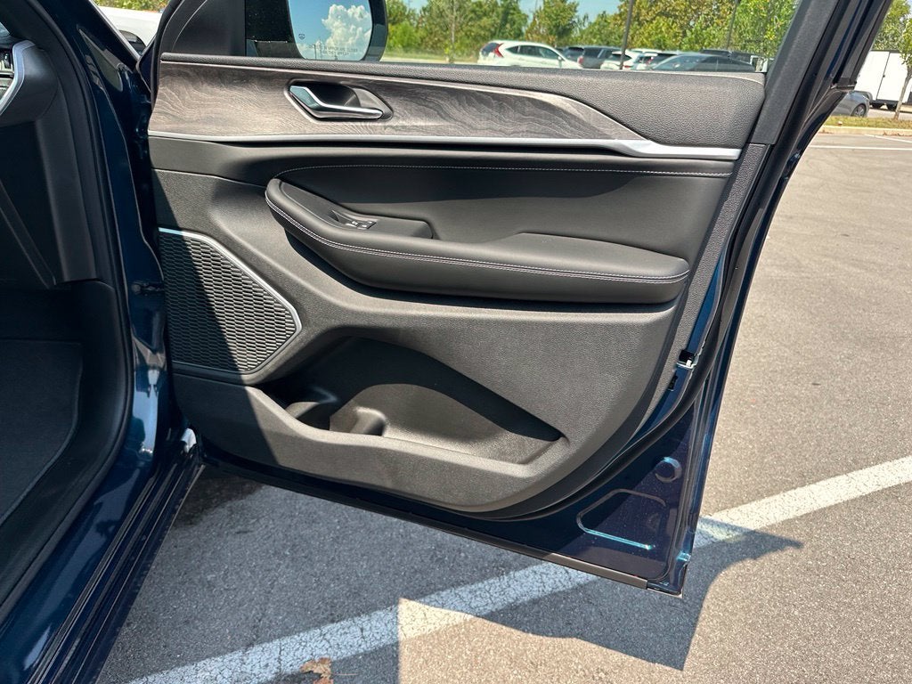 2027 Jeep Grand Cherokee Limited Reserve
