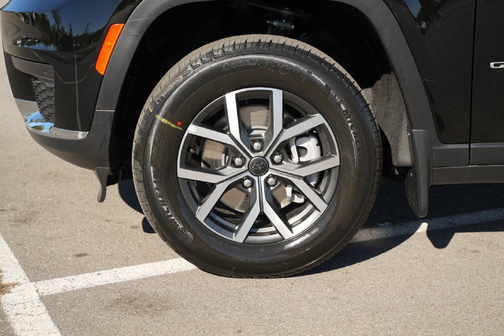 2027 Jeep Grand Cherokee Laredo