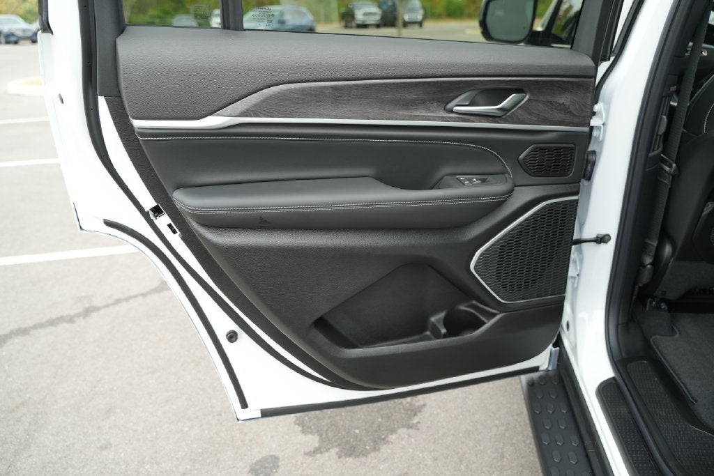 2027 Jeep Grand Cherokee Limited Reserve