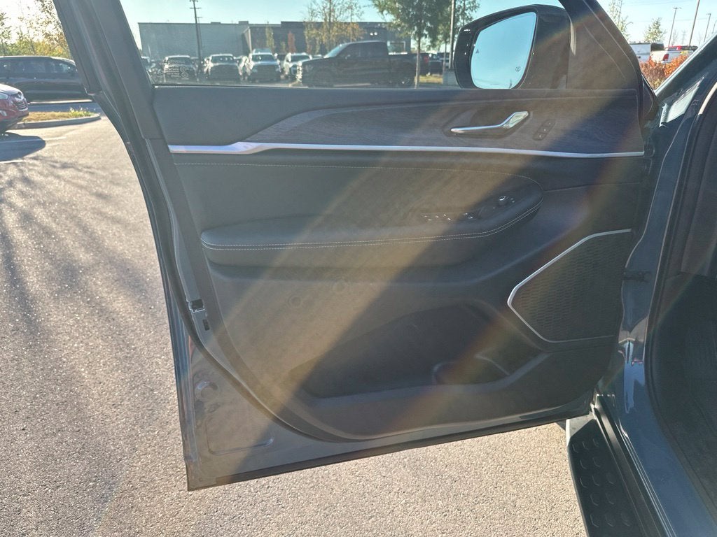 2027 Jeep Grand Cherokee Limited Reserve