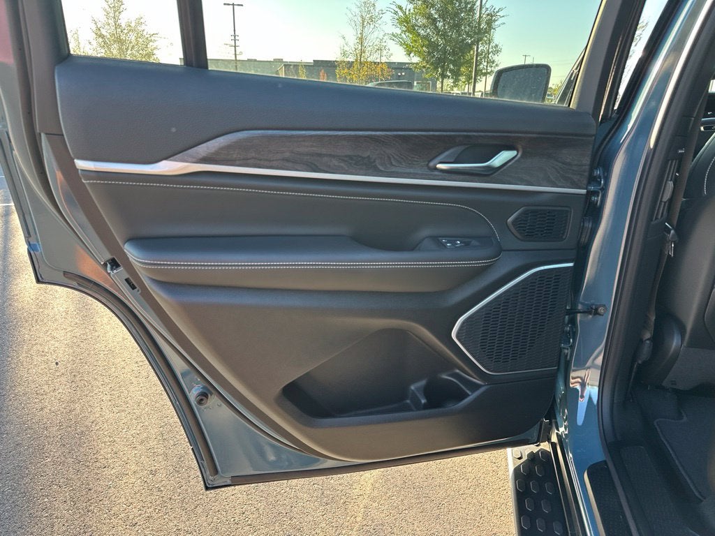 2027 Jeep Grand Cherokee Limited Reserve