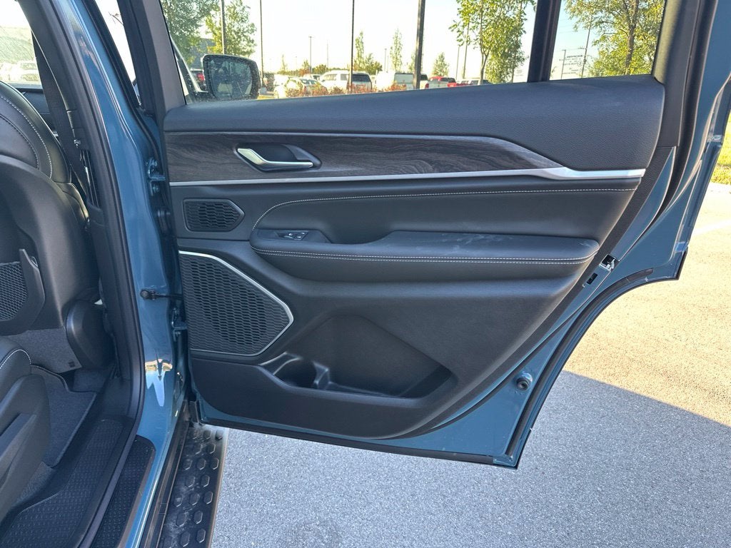 2027 Jeep Grand Cherokee Limited Reserve