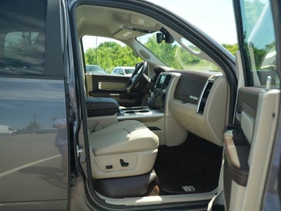 2017 RAM 1500 Laramie Crew Cab 4x4 5'7' Box