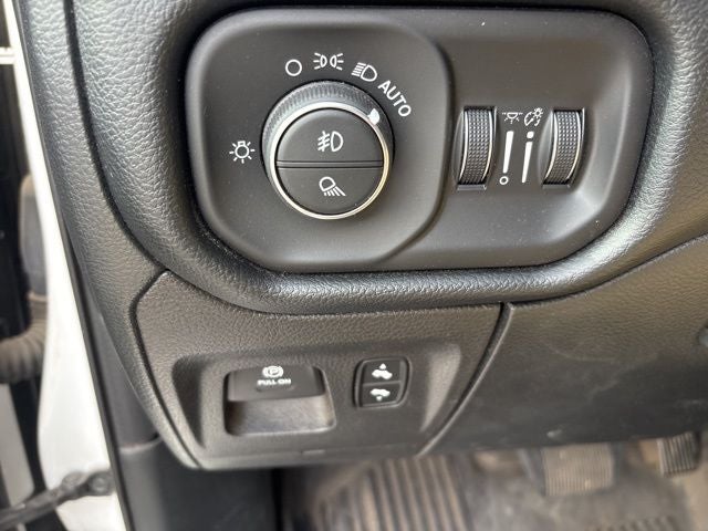 2020 RAM 1500 Laramie Crew Cab 4x4 5'7' Box