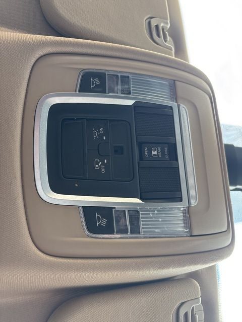 2020 RAM 1500 Laramie Crew Cab 4x4 5'7' Box