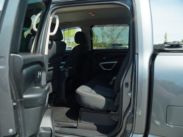2017 Nissan TITAN SV