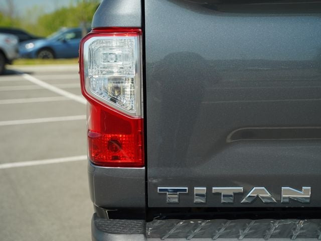 2017 Nissan TITAN SV