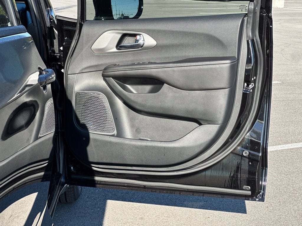 2027 Chrysler Pacifica Limited