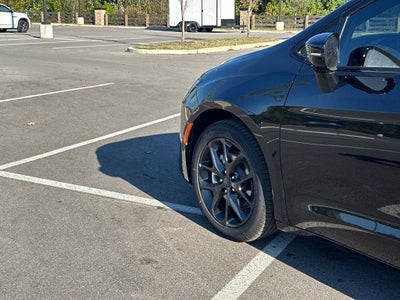 2027 Chrysler Pacifica Limited