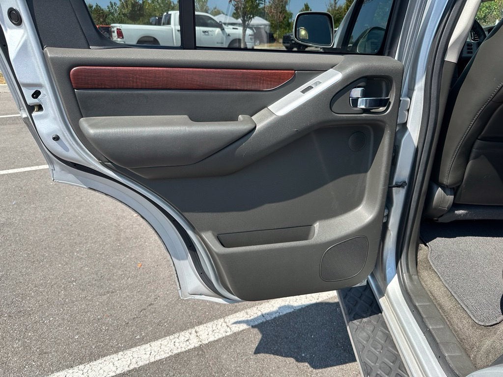 2012 Nissan Pathfinder LE
