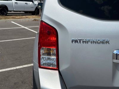 2012 Nissan Pathfinder LE