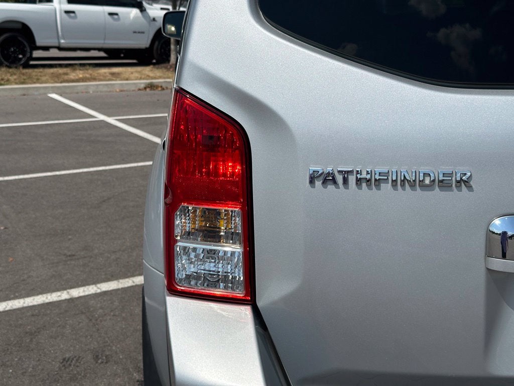 2012 Nissan Pathfinder LE
