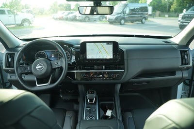 2025 Nissan Pathfinder SL