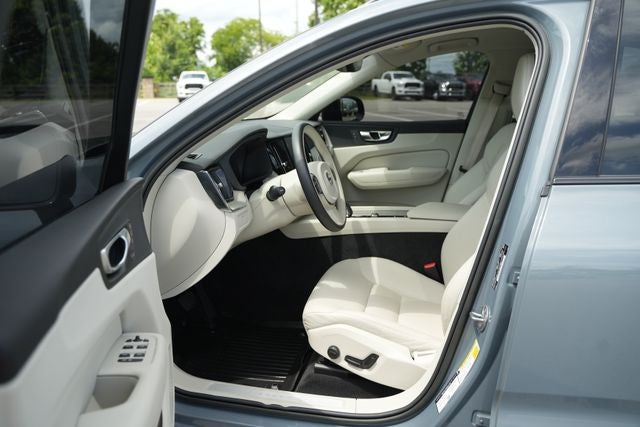 2023 Volvo XC60 B5 Plus Dark Theme