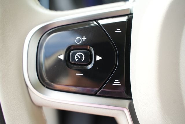 2023 Volvo XC60 B5 Plus Dark Theme