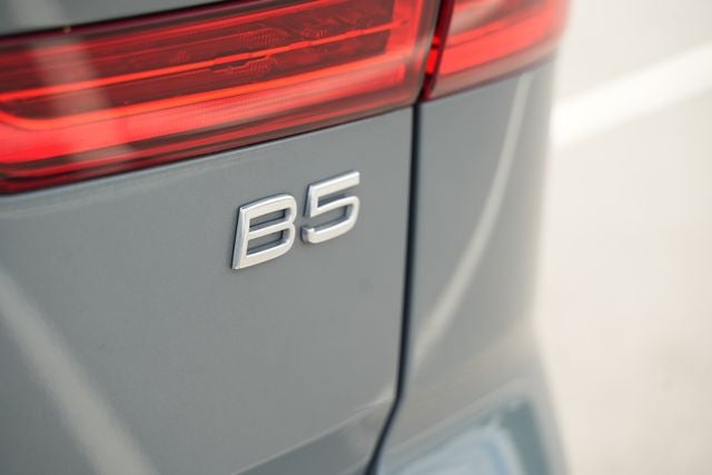 2023 Volvo XC60 B5 Plus Dark Theme