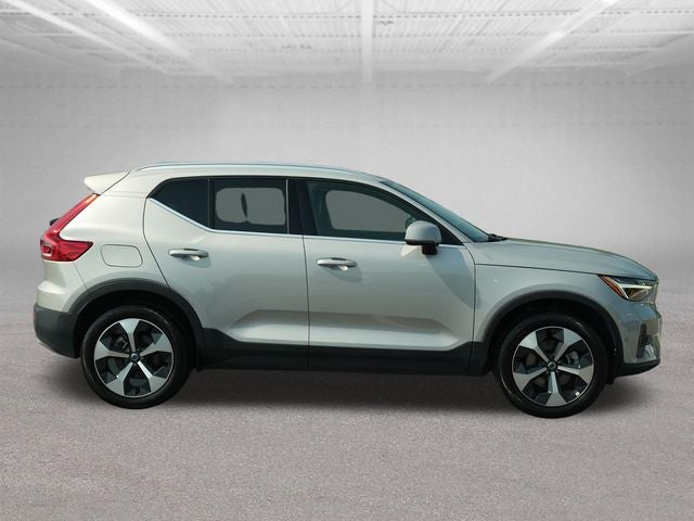 2025 Volvo XC40 B5 Plus Bright Theme