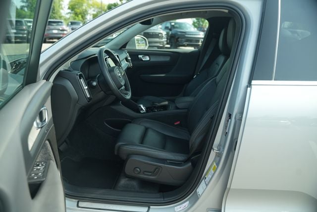 2025 Volvo XC40 B5 Plus Bright Theme