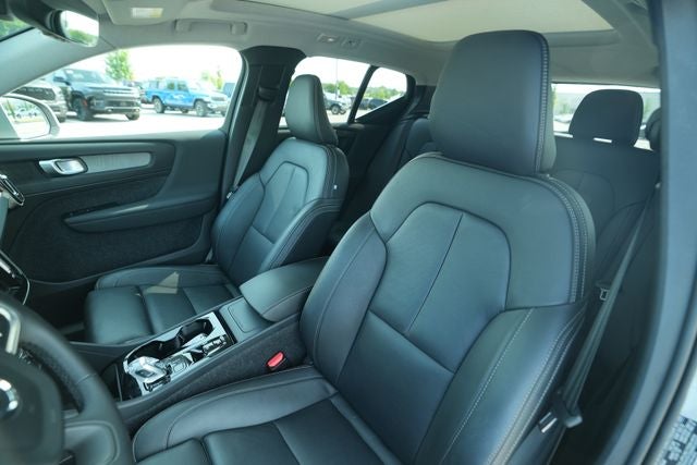 2025 Volvo XC40 B5 Plus Bright Theme