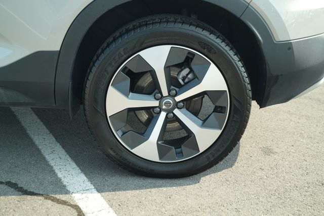2025 Volvo XC40 B5 Plus Bright Theme